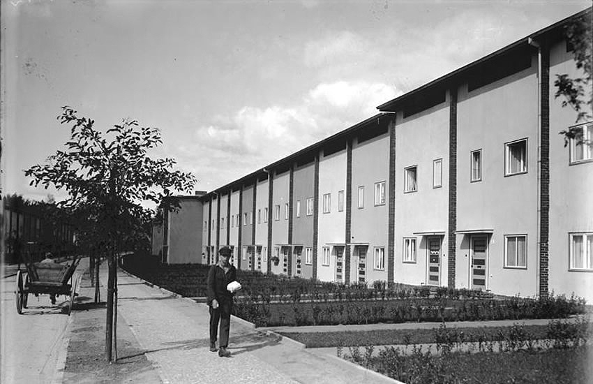 Early photograph of a recently completed street in the Onkel Toms Hütte modernist housing estate, Berlin