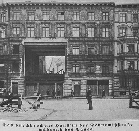Construction work on the 'Durchbrochenes Haus', early 20th century Berlin