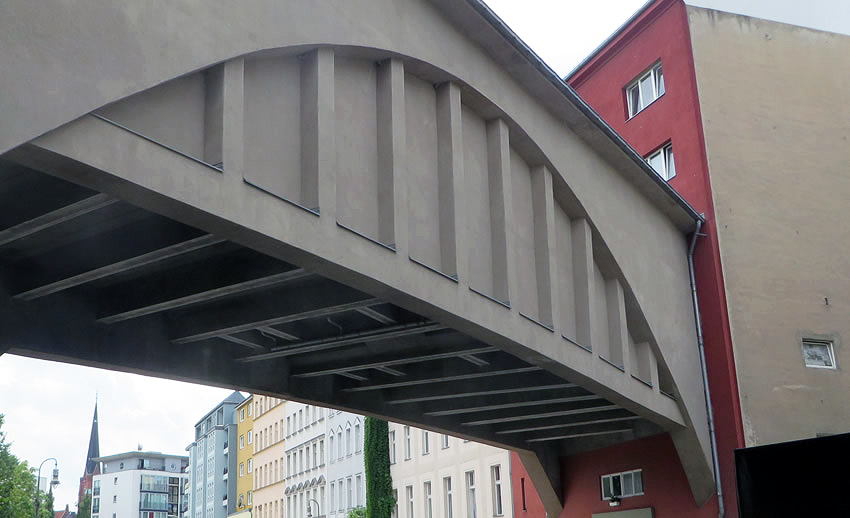 Dennewitzstraße, Berlin: a U-bahn tunnel that passes straight through an apartment block