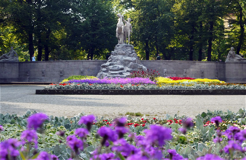 Rüdesheimer Platz, Berlin. View of the fountain and gardens