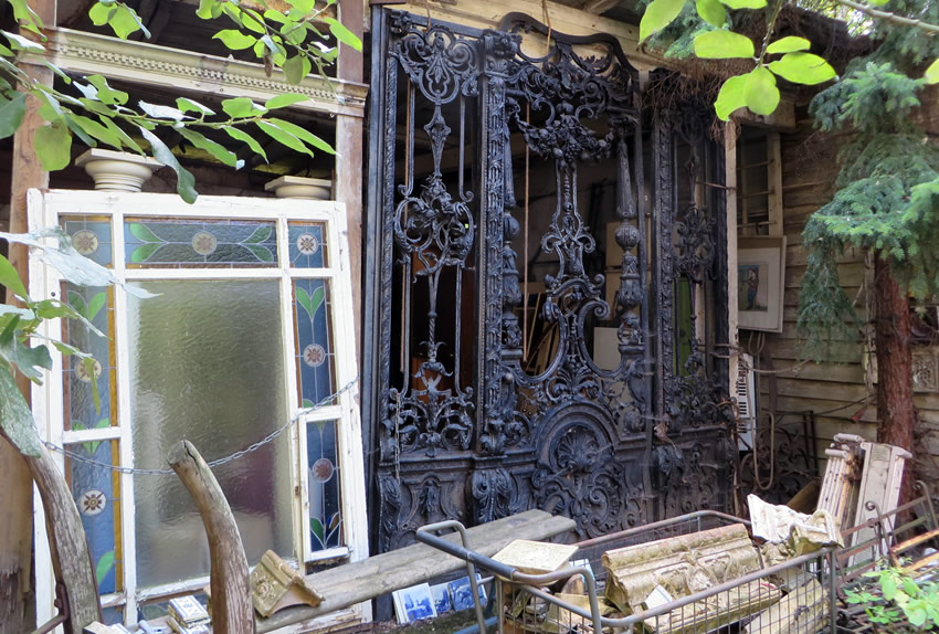 Antike Bauelemente Berlin - a source of antique fixtures and fittings from the city's old homes